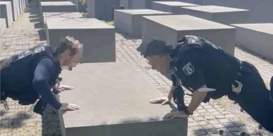 Σάλος στη Γερμανία με αστυνομικούς που έκαναν γυμναστική στο μνημείο του Ολοκαυτώματος στο Βερολίνο
