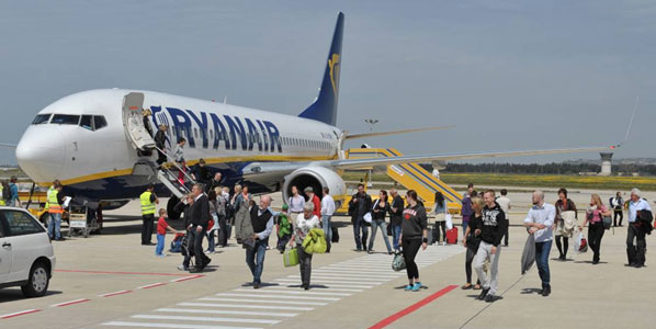 Ξεκινά πτήσεις από την 1η Ιουλίου η Ryanair- 'Αισιόδοξο μήνυμα για την τουριστική βιομηχανία'