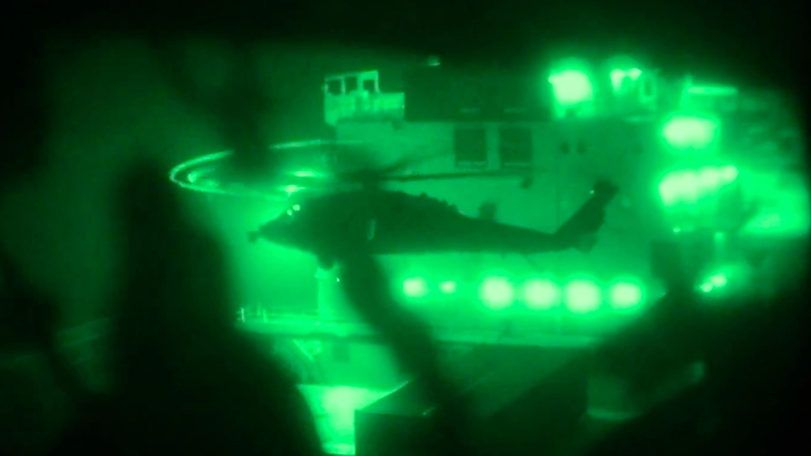 Η στιγμή του ρεσάλτου των Αμερικανών πεζοναυτών στο ιρανικό πλοίο που είχε ακινητοποιηθεί από πυρά όταν επιχείρησε να σπάσει τον αποκλεισμό