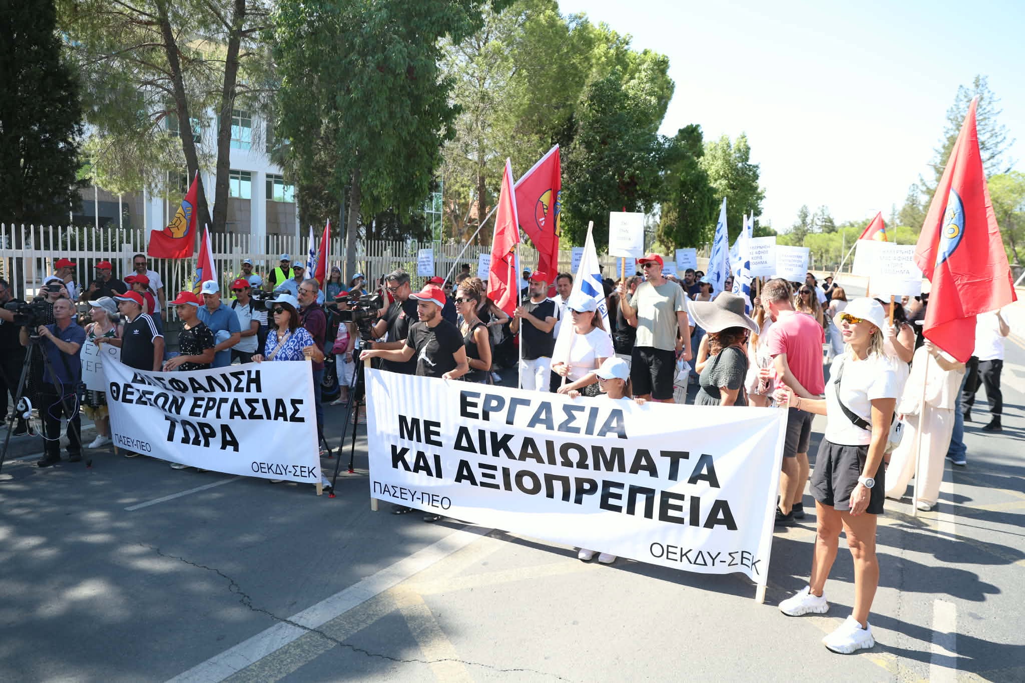 Νέα 24ωρη απεργία τη Δευτέρα - Έξω από το Προεδρικό οι εργαζόμενοι 