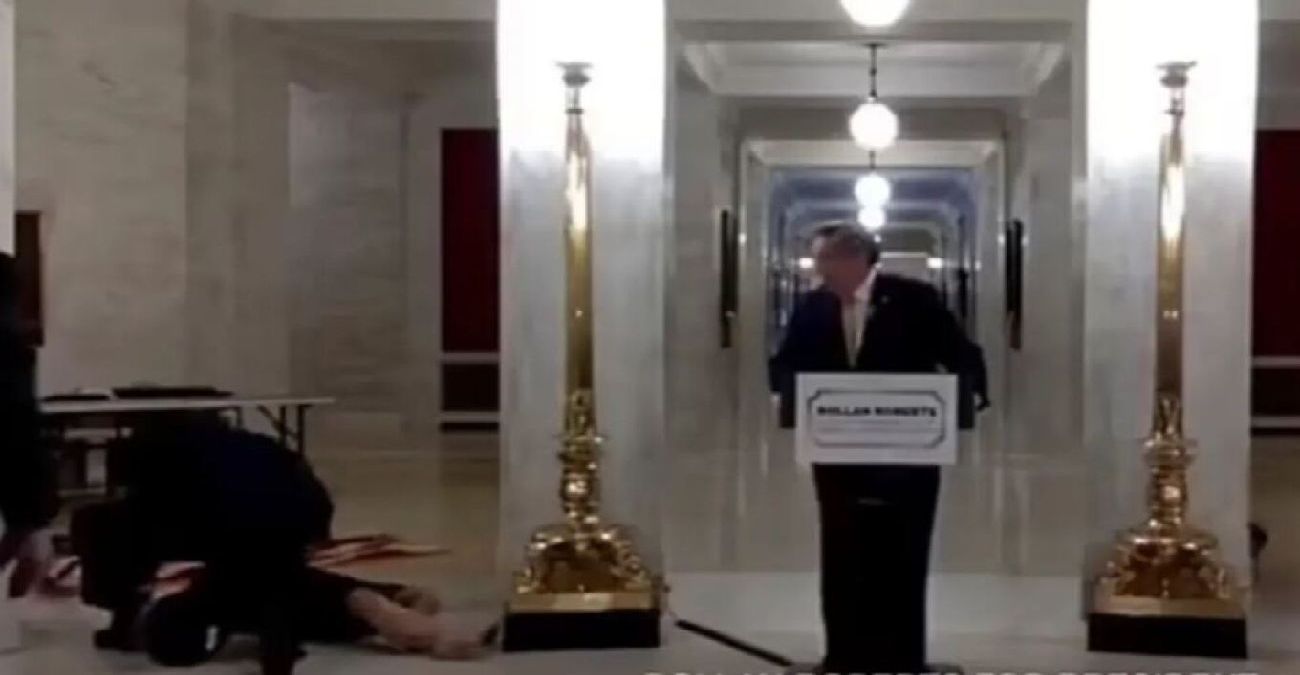 ΗΠΑ: Ρεπουμπλικάνος ανακοίνωσε την υποψηφιότητα του και αδιαφόρησε για τη σύζυγο που λιποθύμησε – Βίντεο