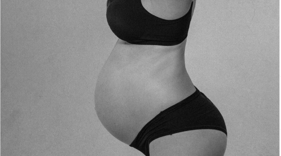 Baby boom: Ελληνίδα τραγουδίστρια περιμένει το πρώτο της παιδί – Ποζάρει σε προχωρημένη εγκυμοσύνη