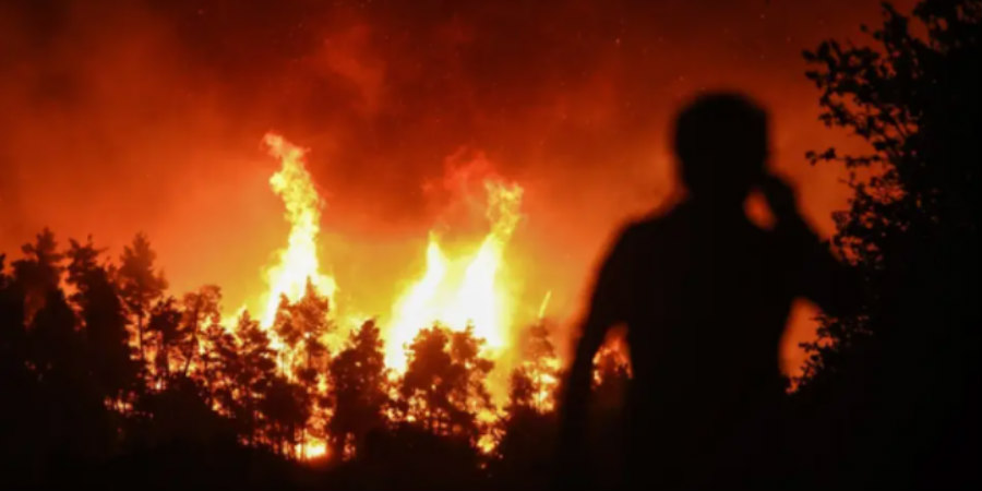Φωτιά στη Σάμο: Ολονύχτια μάχη με τις φλόγες στο νησί - Οι κάτοικοι εκκένωσαν τα σπίτια τους - 80χρονος ο υπαίτιος 