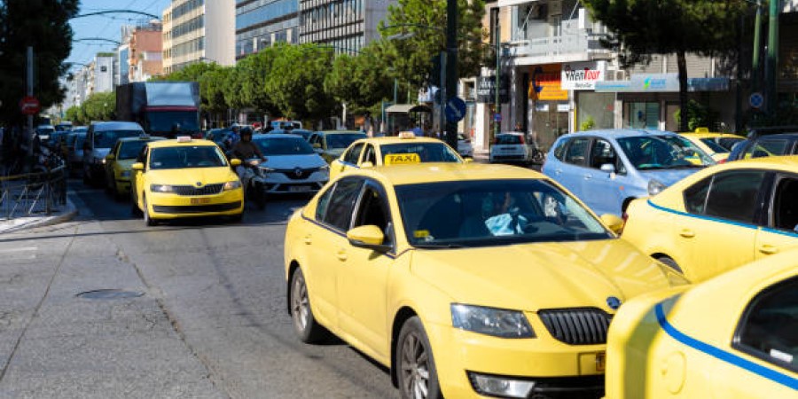 Το πιο χριστουγεννιάτικο ταξί κυκλοφορεί στους δρόμους της... Αθήνας - Φωτογραφία