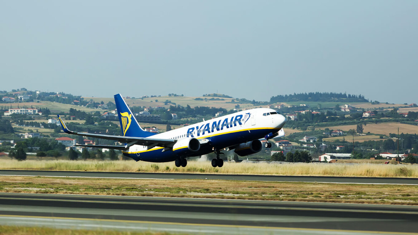 Η Ryanair ανακοίνωσε επίσημα την παύση λειτουργίας της βάσης της στη Θεσσαλονίκη - Τι θα συμβεί με το αεροδρόμιο Αθηνών