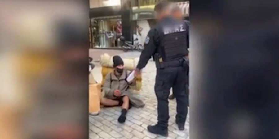 Αστυνομικοί αγόρασαν παπούτσια και κάλτσες σε άστεγο στην Ερμού – Συγκινητικό βίντεο