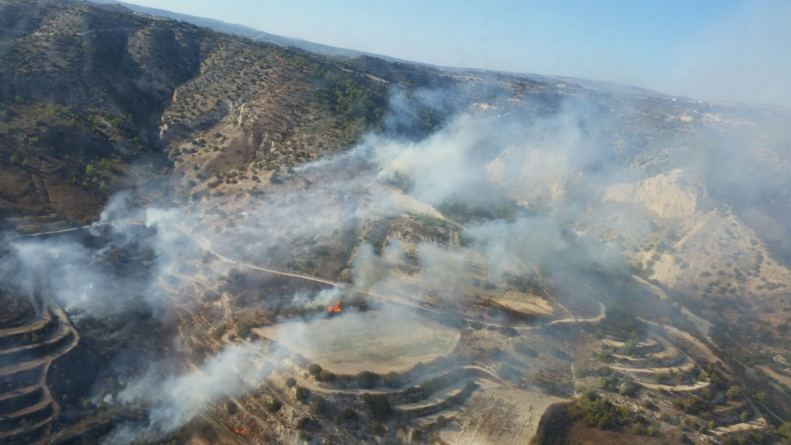 Σε ύφεση  η φωτιά στη Λεμεσό - Αρχίζουν οι ρίψεις από πτητικά μέσα από το Ισραήλ στην περιοχή