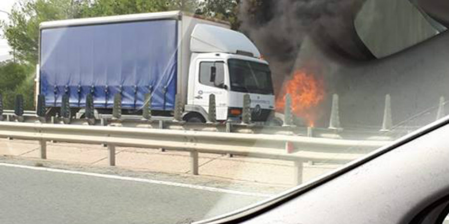 Φωτιά σε όχημα στον αυτοκινητόδρομο – «Άρπαξαν» και τα δέντρα – VIDEO& ΦΩΤΟΓΡΑΦΙΕΣ