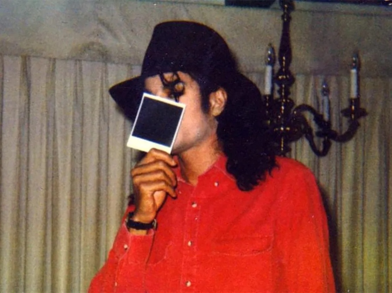 Νέες καταγγελίες για τον Μάικλ Τζάκσον: Οι φωτογραφίες του με νεαρά αγόρια και οι ισχυρισμοί ότι τα κακοποίησε σεξουαλικά