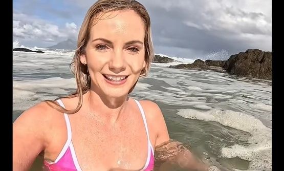 Απίστευτη γκάφα από influencer: Έπαθε σοκ όταν κατάλαβε τι ήταν το «αλμυρό νερό» στο οποίο κολυμπούσε