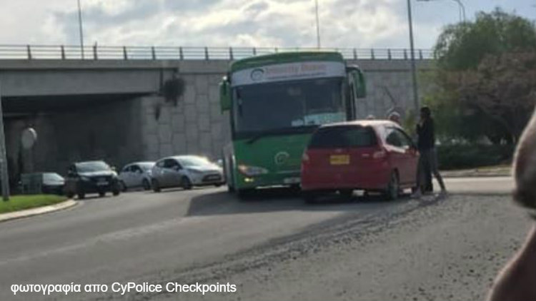 ΛΕΥΚΩΣΙΑ: Αυτοκίνητο γύρισε ανάποδα στον κυκλικό κόμβο- Συγκρούστηκε με λεωφορείο- ΦΩΤΟΓΡΑΦΙΑ