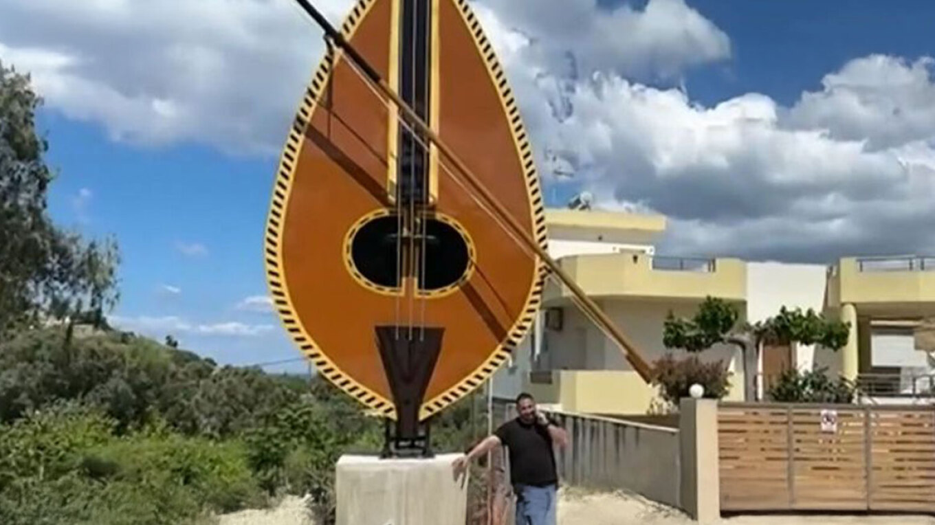 Κρητική λύρα διεκδικεί μια θέση στα βραβεία Γκίνες, έχει ύψος 10 μέτρα - Δείτε βίντεο
