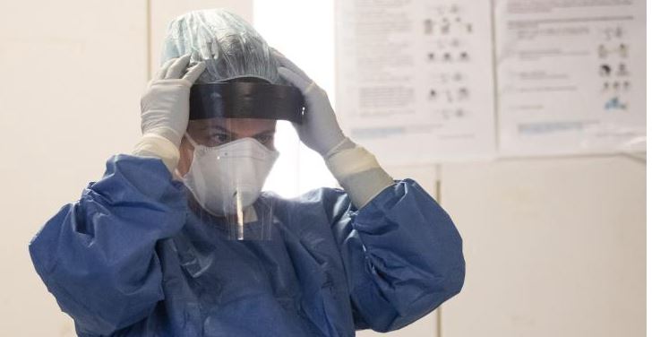 ΚΥΠΡΟΣ: Εκατοντάδες ασπίδες προσώπου κατασκευάζουν καθημερινά πολίτες για το Νοσοκομείο Λεμεσού