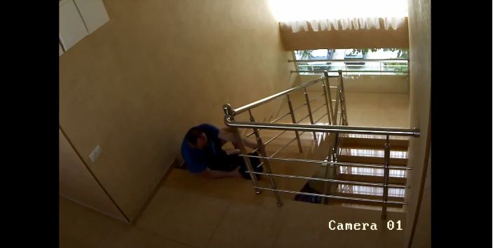 Γκρεμοτσακίστηκε στις σκάλες ξενοδοχείου – Απελπισμένα προσπαθούσε να πάει στο δωμάτιο – VIDEO