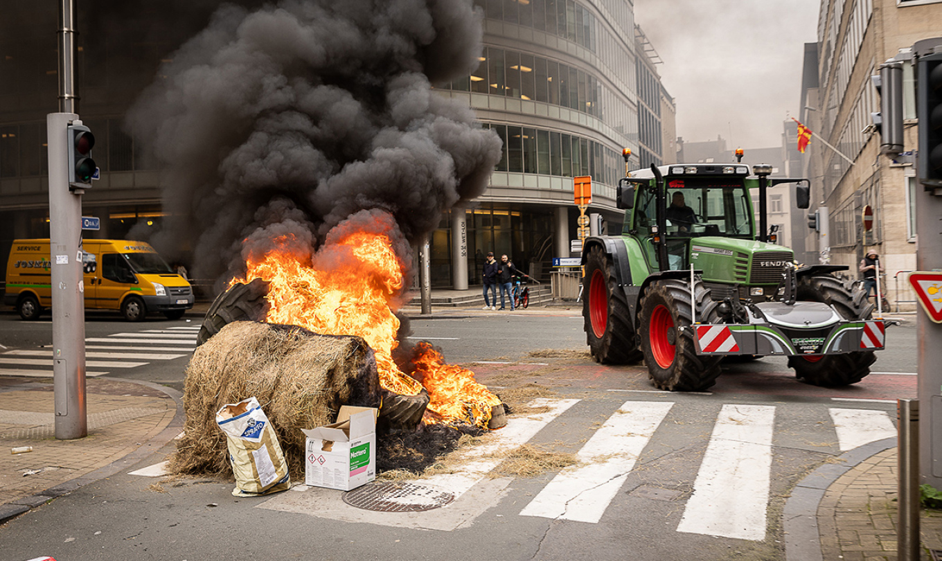 Νέα επεισόδια από τους αγρότες έξω από την Κομισιόν - Πετούν τα προϊόντα τους και ανάβουν φωτιές