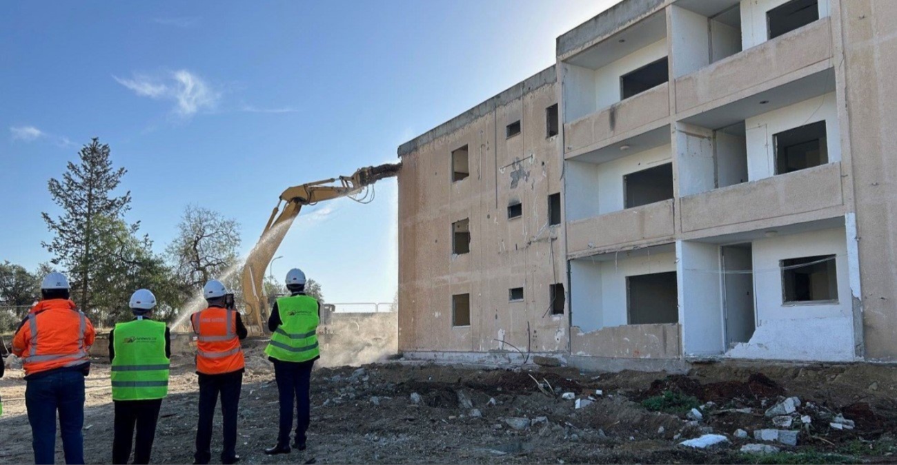 Επιτροπή Προσφύγων: SOS για τις καθυστερήσεις στο σχέδιο «ΚτίΖΩ» – Κτίρια που έπρεπε να κατεδαφιστούν εδώ και 15 χρόνια παραμένουν ανοικτά