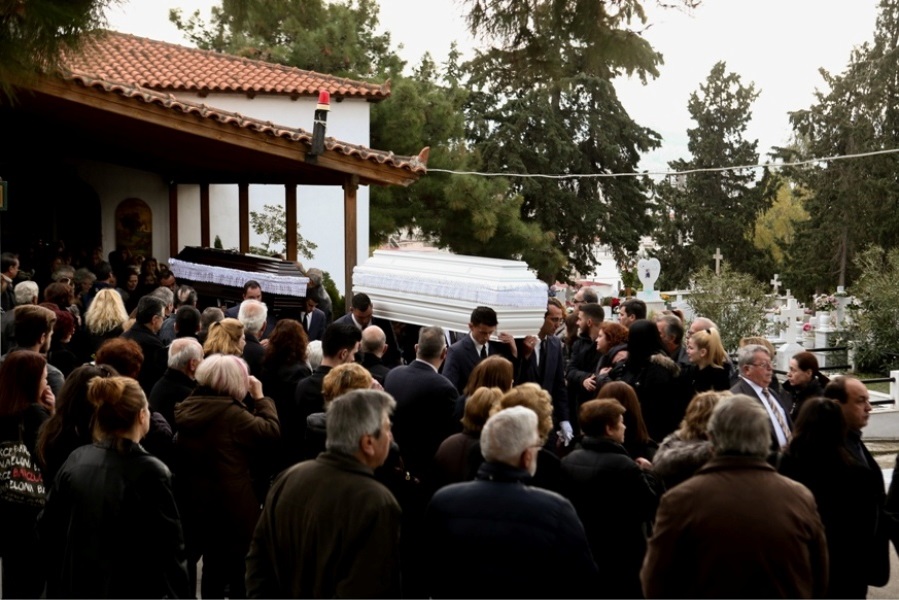 Ανείπωτη θλίψη στην κηδεία των θυμάτων του αστυνομικού – Στο ίδιο φέρετρο μητέρα και κόρη