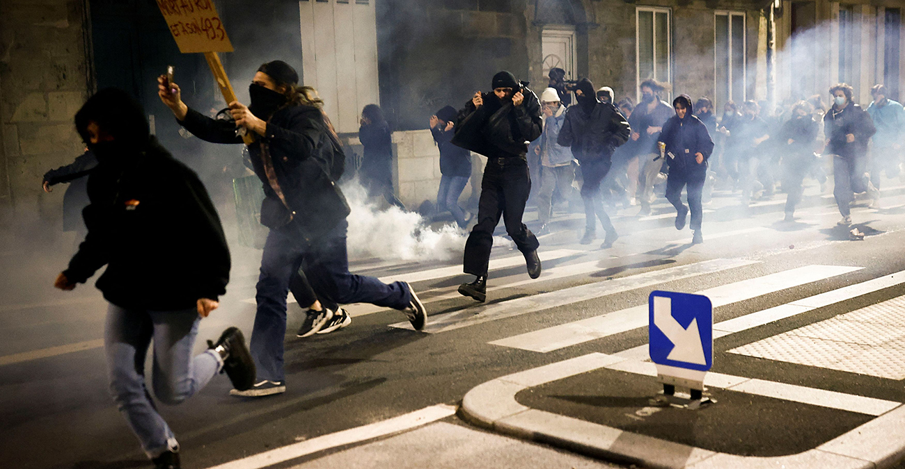 Βίντεο σοκ στη Γαλλία: Αστυνομικός ρίχνει μπουνιά σε διαδηλωτή και τον αφήνει αναίσθητο