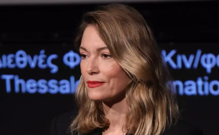 Βίκυ Καγιά: Όχι στέρηση αλλά απόλαυση! Στο κέντρο της πόλης με τυλιχτό σουβλάκι στο χέρι -Δείτε φωτογραφία