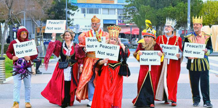 Παρέλασαν στέλνοντας μήνυμα ειρήνης μέλη της βασιλικής οικογένειας του Καρναβαλιού