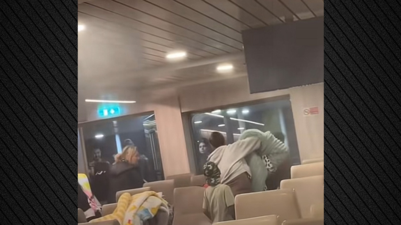 VIDEO - Χάος στο πλοίο «Νήσος Σάμος»: Ρομά άναψαν τσιγάρο και αμέσως ενεργοποιήθηκε το σύστημα πυρόσβεσης