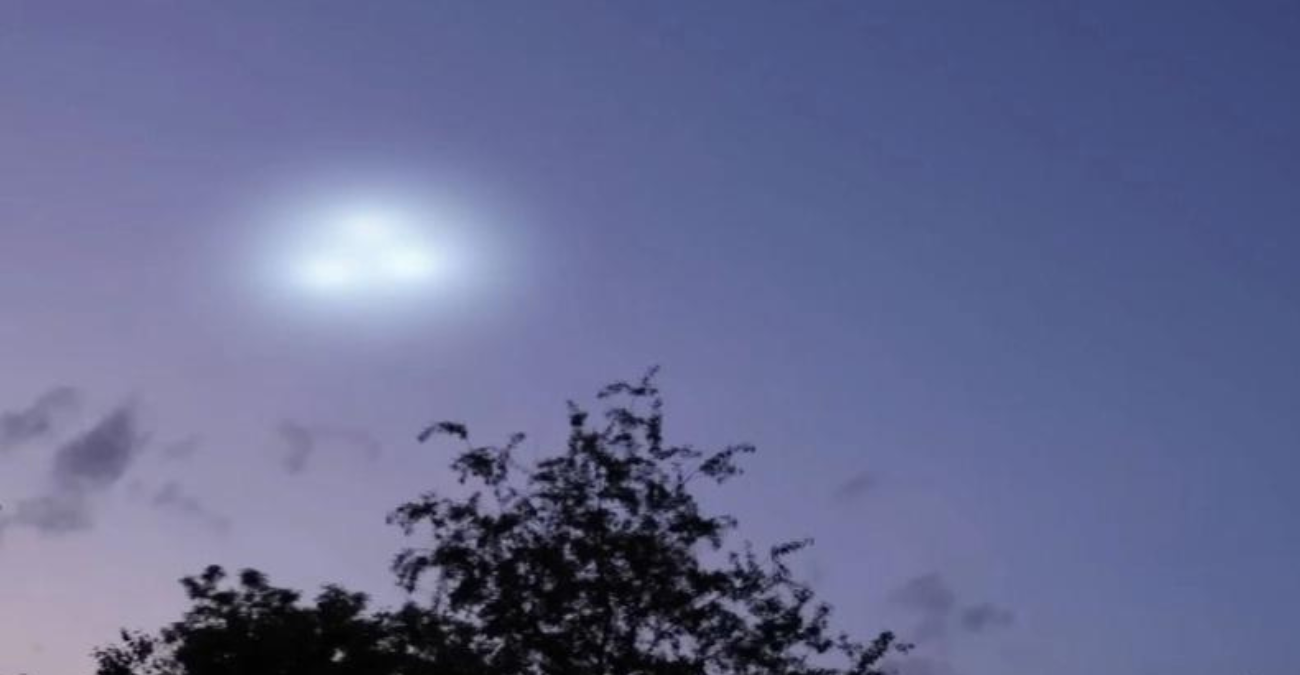 Πλάνα από κάμερα της αστυνομίας των ΗΠΑ έχουν καταγράψει την προσγείωση UFO σε αυλή - Βίντεο