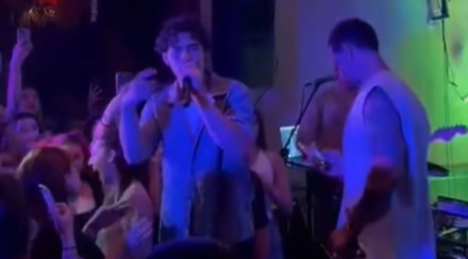 Ηλίας Μπόγδανος: Ο Τζο Τζόνας τραγούδησε μαζί του στη σκηνή - Δείτε βίντεο