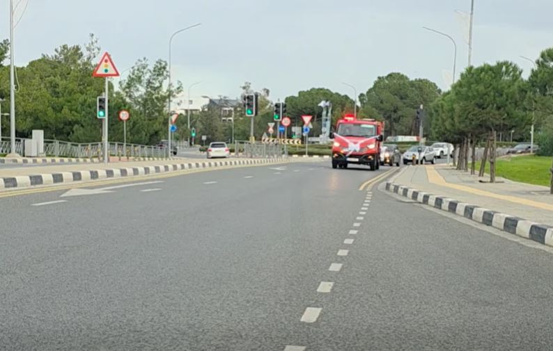 Συγκινητική «αποστολή»: Με πυροσβεστικό όχημα Κύπριος εθελοντής έφτασε στην εκκλησία για να παντρευτεί – Δείτε βίντεο