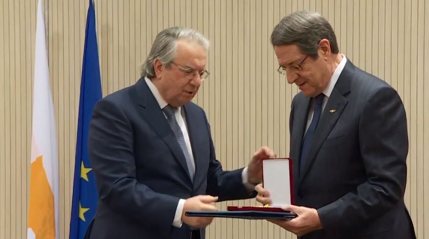  Ο Πρόεδρος Αναστασιάδης απένειμε το Μετάλλιο Εξαίρετης Προσφοράς στο Γ. Μπαμπινιώτη