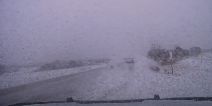 Τροχαίο ατύχημα: Όχημα γλίστρησε στο χιόνι και συγκρούστηκε με περιπολικό – VIDEO