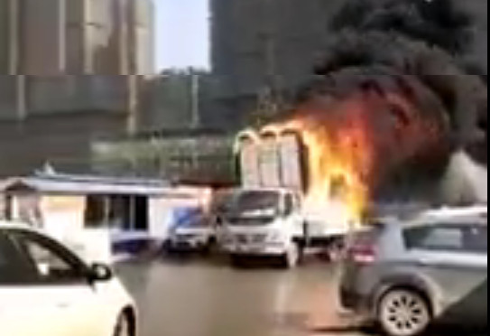 Φλεγόμενο φορτηγό σε τρελή πορεία μέσα στην πόλη- VIDEO