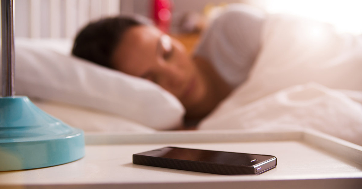 Προσοχή: Γιατί δεν πρέπει να κοιμάστε με το κινητό δίπλα στο κρεβάτι