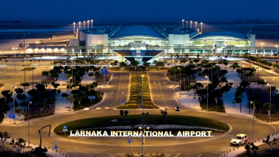 ΛΑΡΝΑΚΑ: 53χρονος πέρασε με το όχημα πάνω από τον κυκλικό κόμβο του αεροδρομίου – «Έφαγε» τα γράμματα
