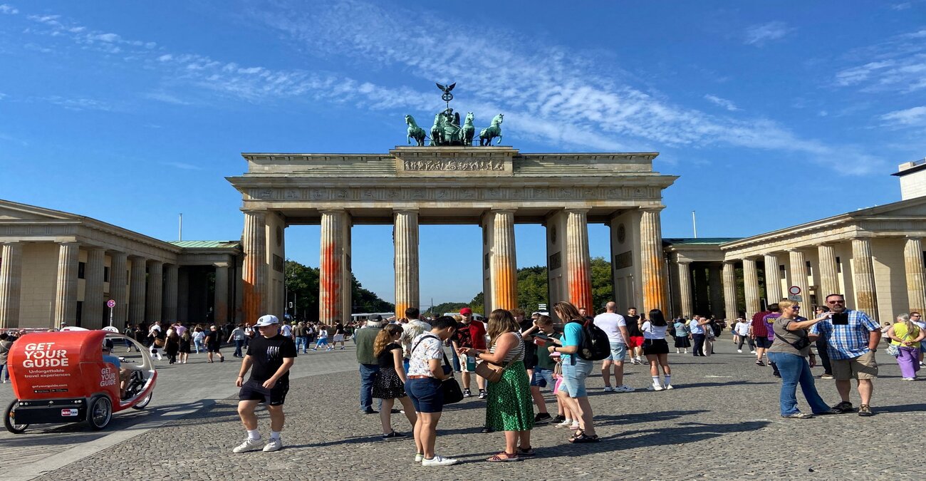 Γερμανία: Ακτιβιστές της «Τελευταίας Γενιάς» έβαψαν την Πύλη του Βρανδεμβούργου