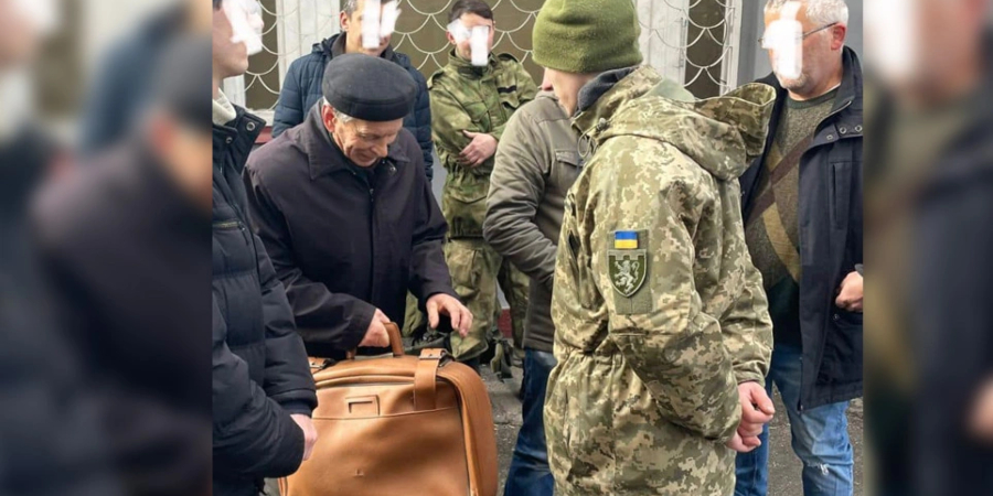 Εισβολή στην Ουκρανία: 80χρονος έτοιμος να πολεμήσει εναντίον του ρωσικού στρατού - «Το κάνω για τα εγγόνια μου»