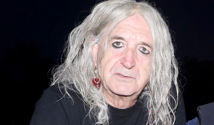 Δημήτρης Καρβέλας: Η σπάνια δημόσια εμφάνιση του αδερφού του Νίκου και το viral βίντεο στο Tiktok