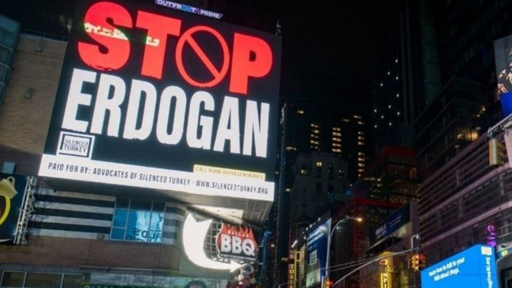 Σάλος στην Τουρκία από τεράστια πινακίδα στη Νέα Υόρκη κατά του Ερντογάν