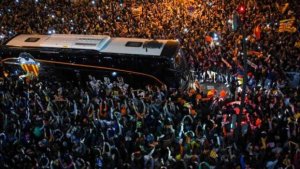 Βαλένθια – Αταλάντα: Χιλιάδες οπαδοί έξω από το «Μεστάγια» (ΒΙΝΤΕΟ)