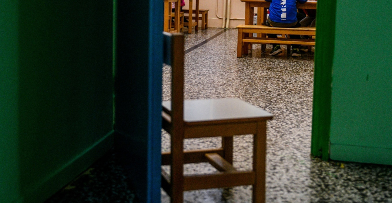 Σοκ στην Ελλάδα: Καθαρίστρια κατηγορείται ότι φωτογράφησε νήπιο στις τουαλέτες σχολείου
