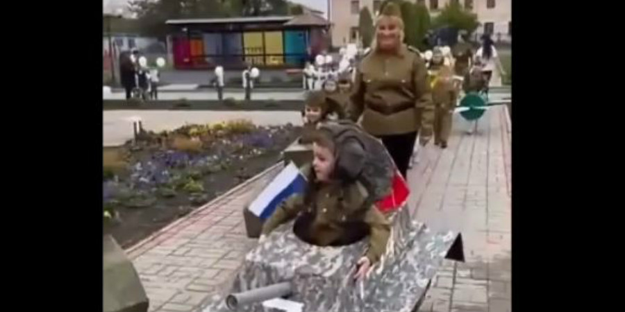 Νηπιαγωγείο στη Ρωσία έντυσε τα παιδάκια «τάνκς» με το γράμμα «Ζ» για την Ημέρα της Νίκης