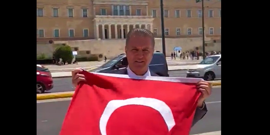 Ξέφυγε Τούρκος πολιτικός - Ξεδίπλωσε τη σημαία με το μισοφέγγαρο στην «καρδιά της Αθήνας» μπροστά στη Βουλή