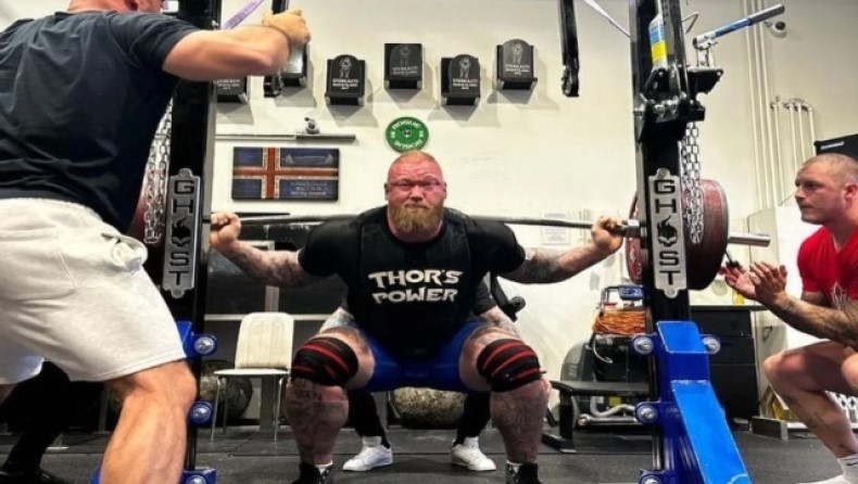 Ο δυνατότερος άνθρωπος στον κόσμο διέλυσε το στήθος του σηκώνοντας 252 κιλά