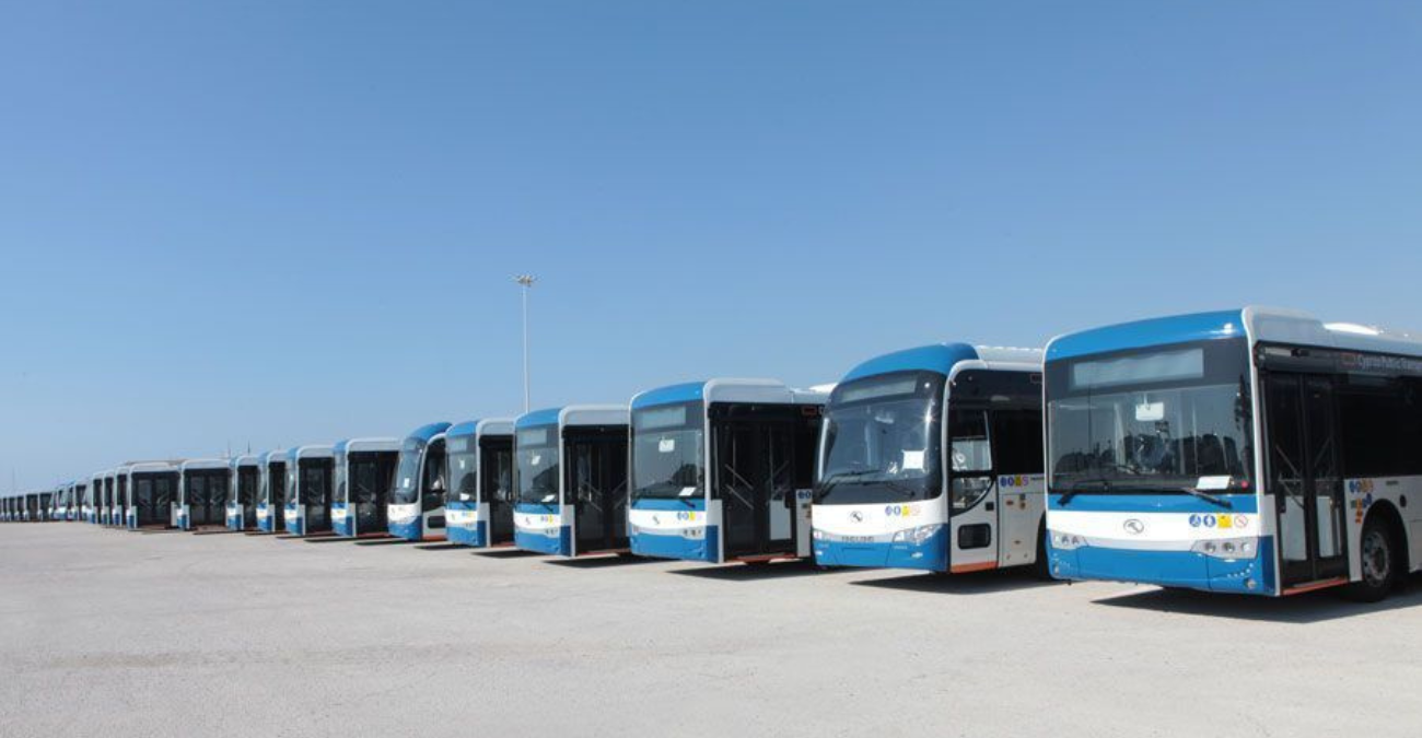 Λεωφορείο χτυπά διαδοχικά αυτοκίνητα μπροστά του στη Λεμεσό - Καρέ καρέ το σοκαριστικό βίντεο