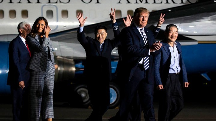 Ο Τραμπ καλωσόρισε τους Αμερικανούς που απελευθερώθηκαν από τη Β. Κορέα