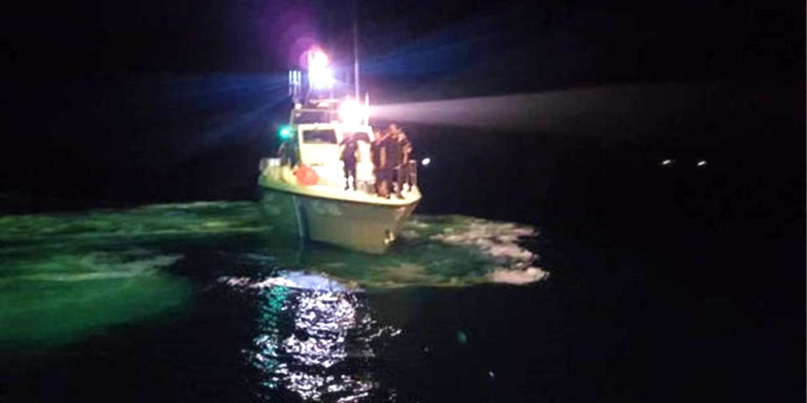 Σκάφος με 300 άτομα ανοικτά της Πάφου σε κίνδυνο - Κινητοποιήθηκε ελικόπτερο της ΕΦ για τη διάσωσή τους