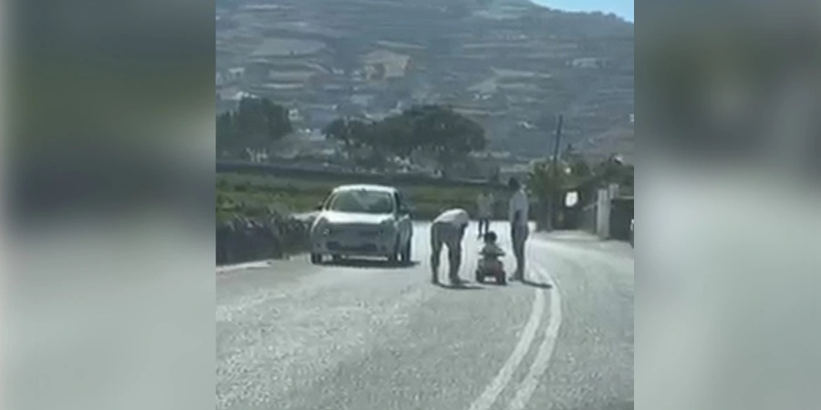 Σαντορίνη: Παιδάκια βγήκαν σε δρόμο ταχείας κυκλοφορίας και... χαιρετούσαν τους οδηγούς - Δείτε βίντεο