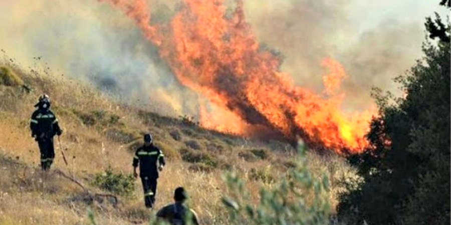 Σε εξέλιξη με πολλές διάσπαρτες εστίες πυρκαγιάς σε δασική έκταση στο Λαύριο 