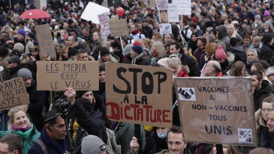 Πλήθος διαδηλωτών κατά των μέτρων στις Βρυξέλλες - «Εμβόλια, όχι ευχαριστώ»