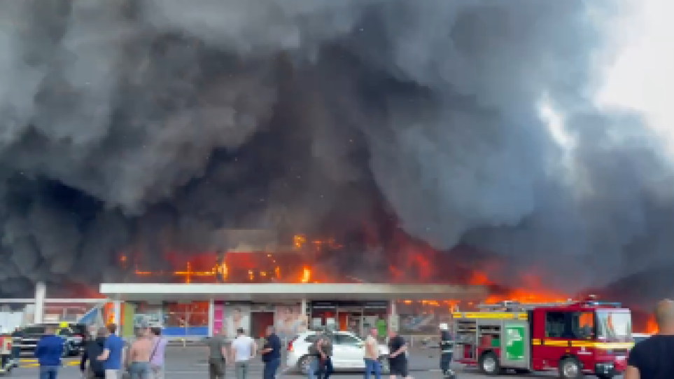 Βίντεο: Ρωσική πυραυλική επίθεση σε εμπορικό κέντρο στο Κρεμεντσούκ - Αναφορές για πολλά θύματα