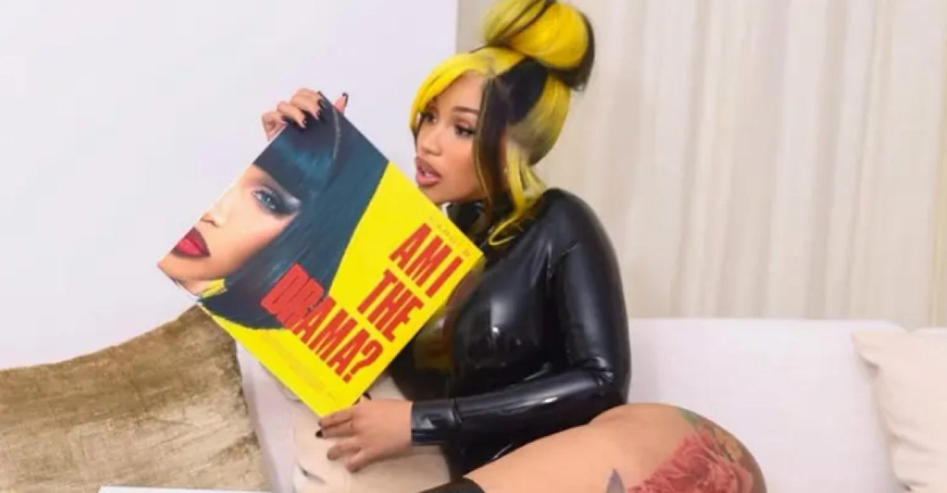 Η Cardi B με αποκαλυπτικό βινύλ κορμάκι για το εξώφυλλο του νέου της άλμπουμ - Δείτε φωτογραφίες